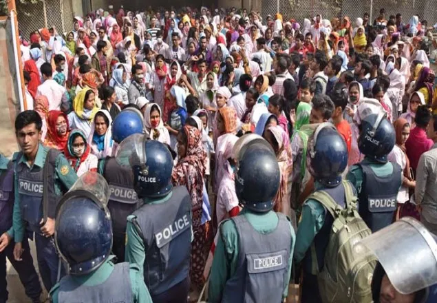 রাজধানীতে পোশাক শ্রমিকদের বিক্ষোভ, ভাষানটেকে যানচলাচন বন্ধ