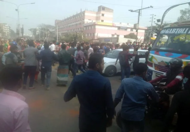 পোশাকশ্রমিকদের সড়ক থেকে সরাল ছাত্রলীগ