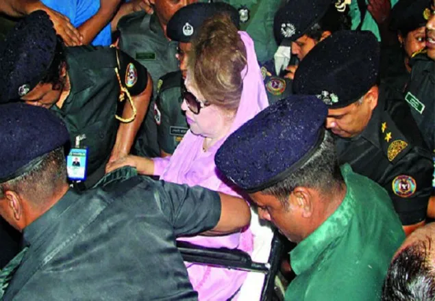 হুইল চেয়ারে করে আদালতে খালেদা জিয়া