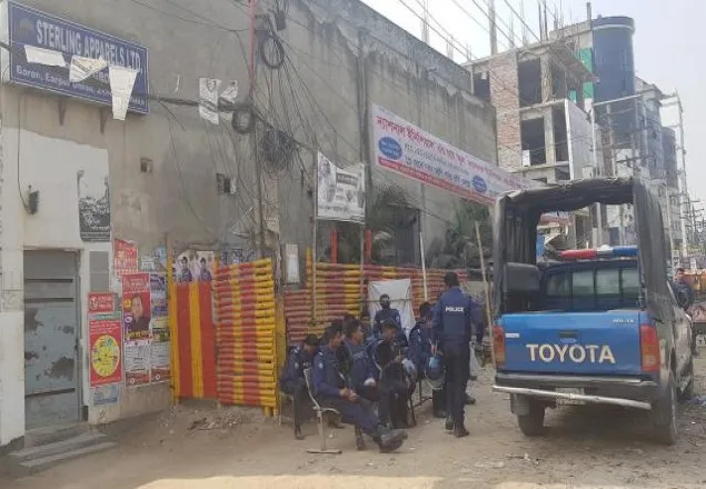 আশুলিয়ায় বিভিন্ন কারখানা থেকে বেরিয়ে গেছেন শ্রমিকেরা