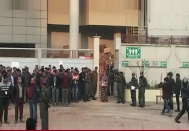 কাজে ফিরছে পোশাক শ্রমিকরা 