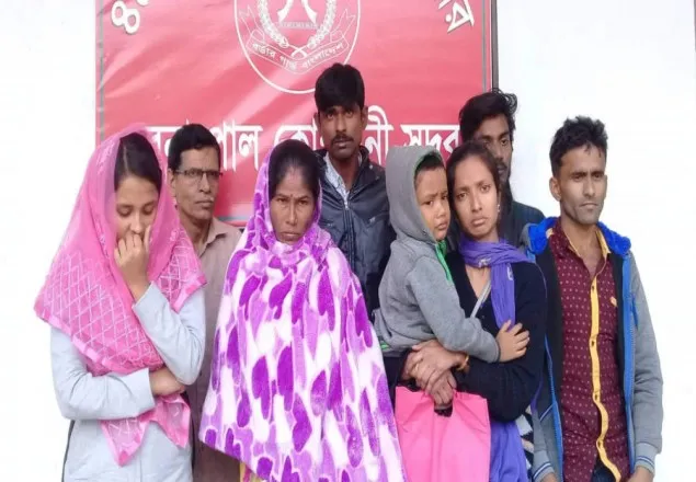 বেনাপোল দিয়ে ভারত থেকে অবৈধ অনুপ্রবেশকালে আটক-৮