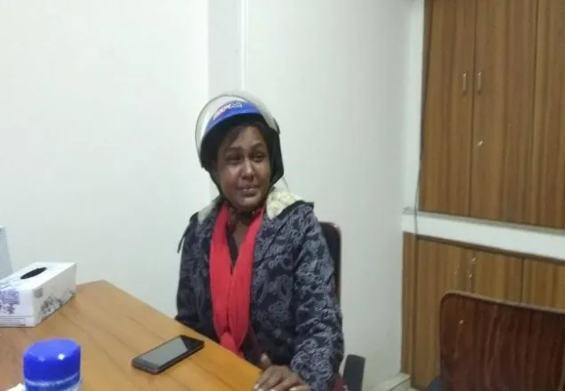 অভিনব কায়দায় নারী বাইক রাইডারের স্কুটি ছিনতাই