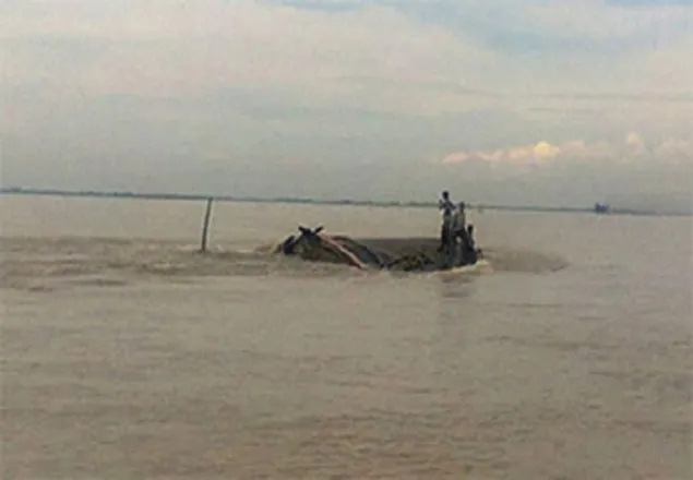 মেঘনায় ট্রলার ডুবি, নিখোঁজ ২০