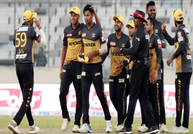 উড়ন্ত ঢাকাকে মাটিতে নামাল মিরাজের রাজশাহী