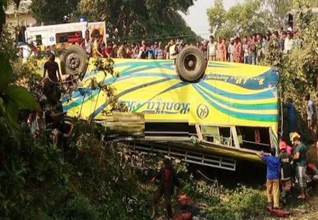 টাঙ্গাইলে বাস উল্টে নিহত ২