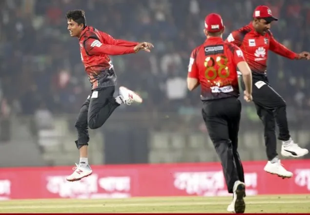 ৩ উইকেটে কুমিল্লার জয় 