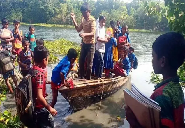 রাঙ্গাবালীতে জীবনবাজি রেখে স্কুলে যাচ্ছে শিক্ষার্থীরা
