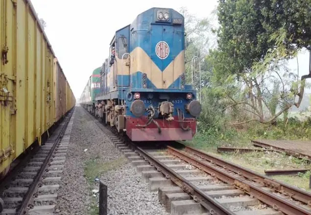 ১৭ ঘণ্টা পর খুলনার সাথে রেল যোগাযোগ স্বাভাবিক