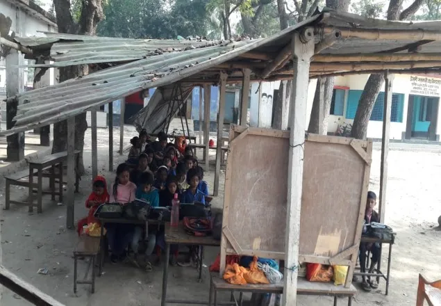 ৬ বছর ধরে জীবনের ঝুঁকি নিয়ে ক্লাস করছে শিক্ষার্থীরা