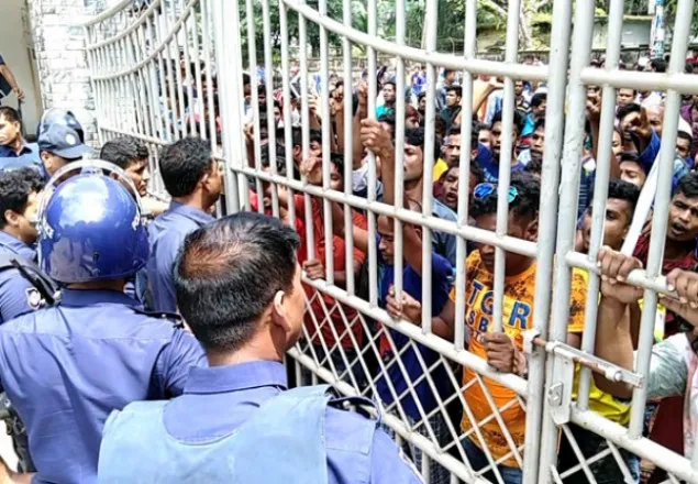 ময়মনসিংহে থানা ঘেরাও-ভাংচুর, আহত ১৫