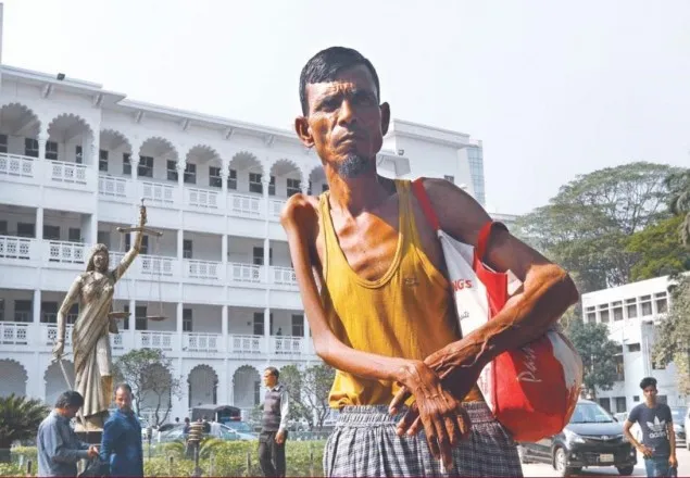 পঙ্গু ভিক্ষুক তারা মিয়া চাপাতি-হকিস্টিক দিয়ে পুলিশকে আক্রমণ!