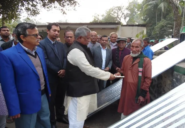 হাতীবান্ধায় ক্ষতিগ্রস্থ ১৩৭ পরিবারকে টিন ও চেক বিতরণ