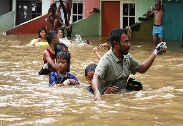 ইন্দোনেশিয়ায় আকস্মিক বন্যা ও ভূমিধসে নিহত ৫৯