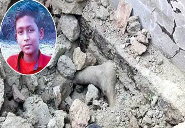ফেনীতে মাটি খুঁড়ে মিলল স্কুলছাত্রের লাশ