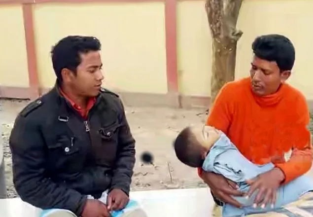 বাবার ট্রলির চাকায় পিষ্ট হয়ে সন্তান নিহত