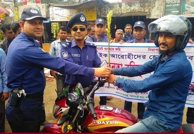 পলাশবাড়ীতে মটর বাইক আরোহীদের সচেতনতা বৃদ্ধিমূলক কার্যক্রম