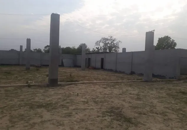 বেরোবির নির্মাণাধীণ গ্যারেজে যত্রতত্র মিলছে কনডম আর মদের বোতল