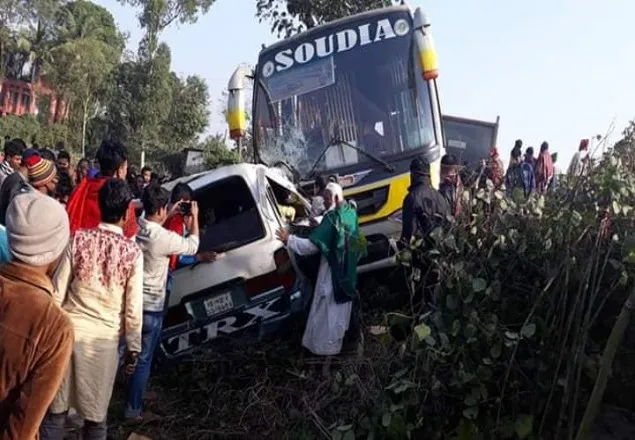 চট্টগ্রামে বাস-মাইক্রোবাস সংঘর্ষে নিহত ৪, আহত ৪০