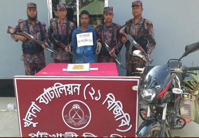 বেনাপোল সীমান্তে ২ কেজি স্বর্ণ’সহ পাচারকারী আটক