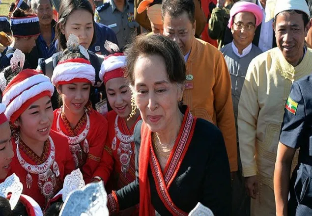 সু চিকে বহনকারী হেলিকপ্টারের জরুরি অবতরণ