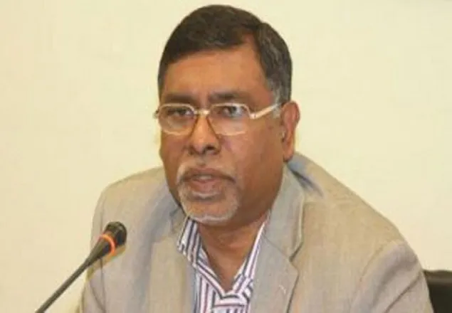 পরীক্ষা-নিরীক্ষা করে ভিটামিন-এ ক্যাপসুল খাওয়ানো হচ্ছে