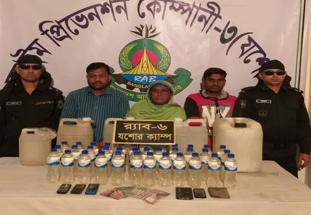 বেনাপোলে বিপুল পরিমান দেশীয় মদসহ আটক ৩