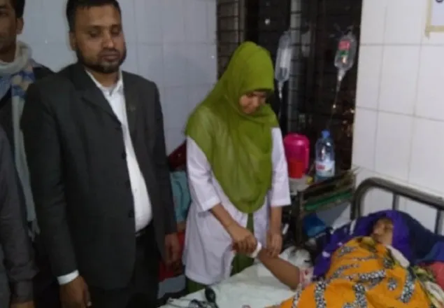 নকলে বাধা দেয়ায় শিক্ষিকাকে মারধর