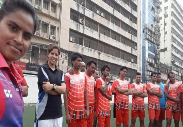 পুরুষ ফুটবল দলের কোচ যে নারী!