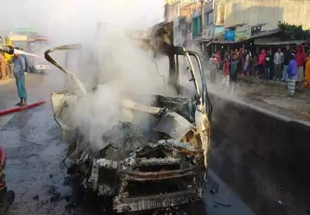 মিরসরাইয়ে কাভার্ডভ্যান ও মাইক্রোবাসের সংঘর্ষ, নিহত ৩