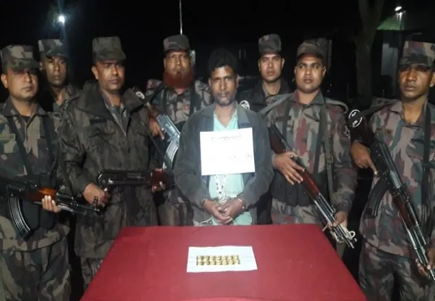 বেনাপোল সীমান্তে ১৪ পিস সোনাবার সহ আটক ১ 