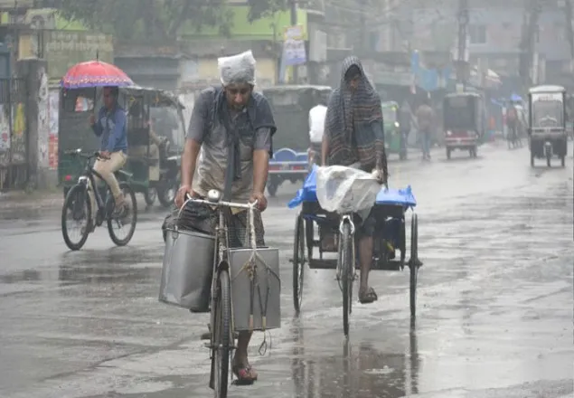 হঠাৎ বৃষ্টিতে রাজধানীতে জনদুর্ভোগ