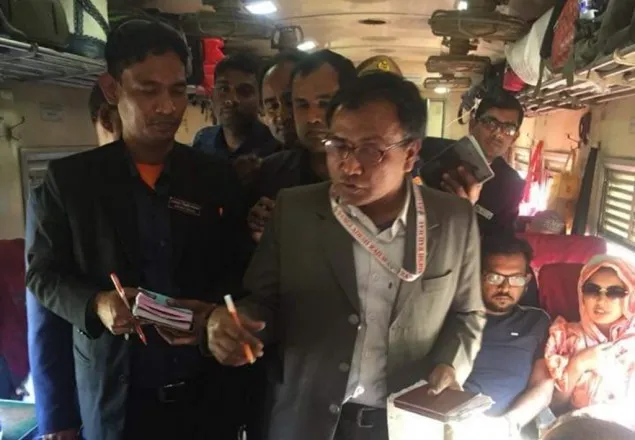 বিনা টিকিটে রেল ভ্রমণের দায়ে ৫৬৫ যাত্রীর জরিমানা