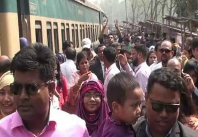আস্ত ট্রেন ভাড়া করে বনভোজন!