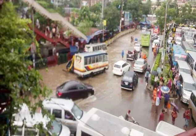 বৃষ্টি ও জ্যামে দুর্ভোগে অচল রাজধানী
