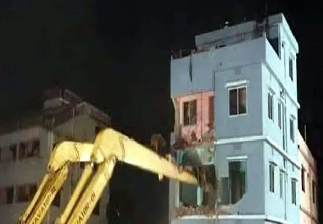  কামরাঙ্গীরচরের হেলে পড়া ভবনটি ভেঙে ফেলা হয়েছে