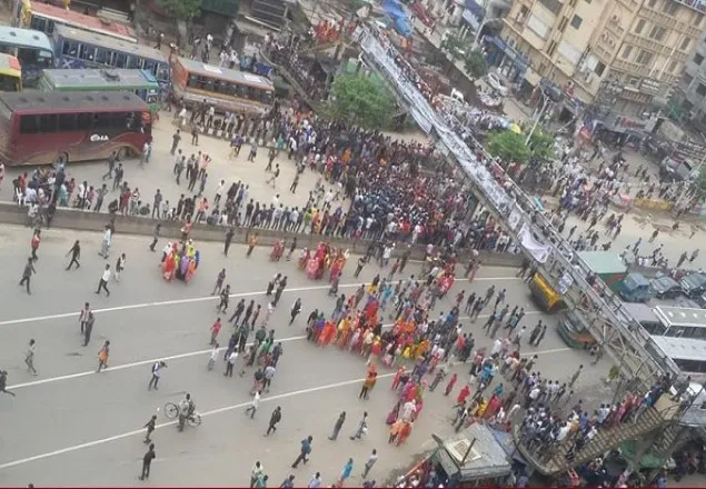 মামলা না নেয়ায় শিশুর লাশ নিয়ে উত্তরায় সড়ক অবরোধ 