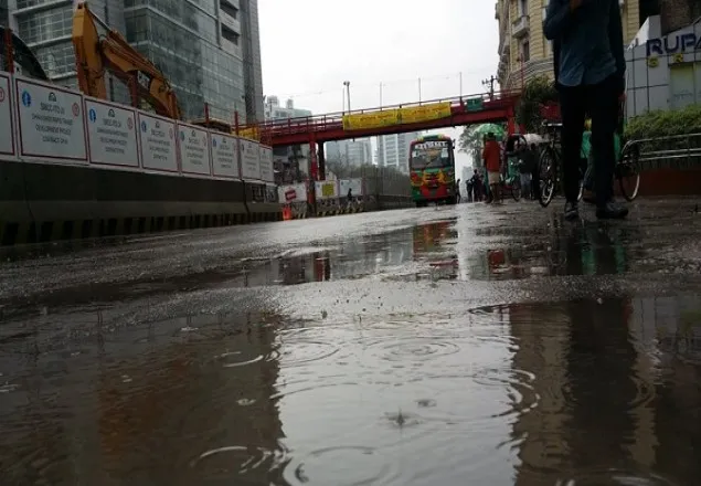 বৃষ্টিতে নাজেহাল রাজধানীবাসী