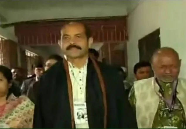 ভোট দিলেন মেয়র পদের প্রার্থী আতিকুল