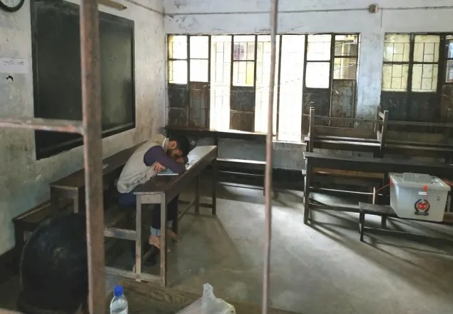 ভোটারের অভাবে অলস সময় কাটাচ্ছে নির্বাচন কর্মকর্তারা