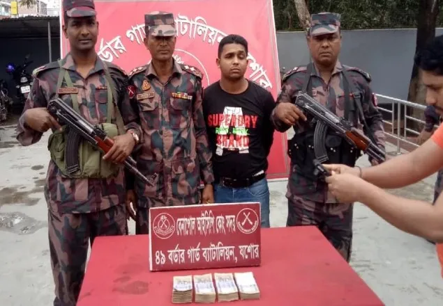 বেনাপোল সীমান্তে ৪ লক্ষ হুন্ডির টাকাসহ পাচারকারী আটক