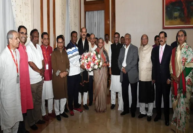 প্রধানমন্ত্রীকে আতিকুলের ফুলেল শুভেচ্ছা