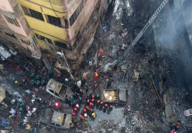 চকবাজার অগ্নিকাণ্ড: রাসায়নিকের গুদাম সরানোর অভিযানে বাধা কেন?