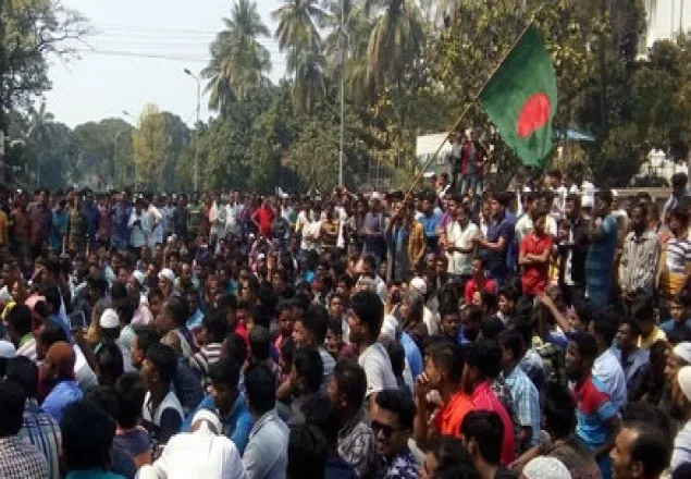 রাস্তা বন্ধ করে সমাবেশ করছে হকাররা
