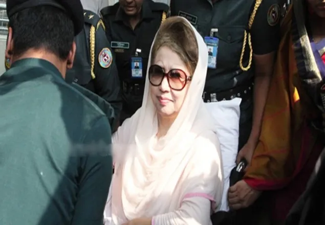 হুইল চেয়ারে করে আদালতে খালেদা জিয়া