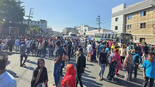 বকেয়া বেতনের দাবিতে শ্রমিকদের সড়ক অবরোধ