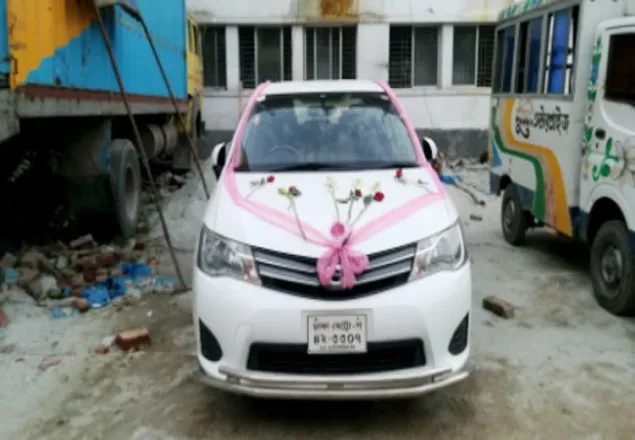 বিয়ের গাড়ি ফেলে কনেকে নিয়ে পালাল বর
