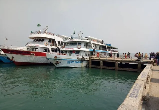 বৈরী আবহাওয়ায় টেকনাফ-সেন্টমার্টিন জাহাজ চলাচল বন্ধ