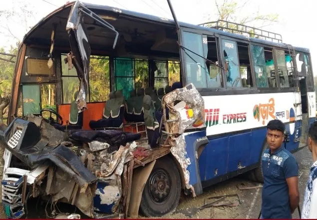 বাগেরহাটে পিকনিকের বাস-ট্রাক সংঘর্ষে ২ যাত্রী নিহত  