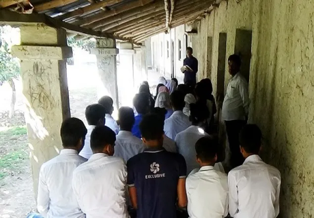কক্ষের অভাবে মাটির বারান্দায় চলছে পাঠদান